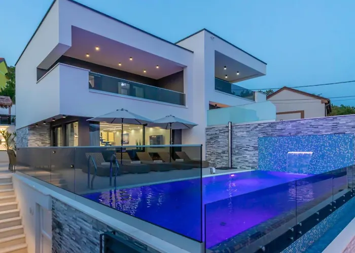 Villa Lorena Stylish Sea View *