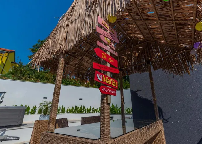 Villa Lorena Stylish Sea View *
