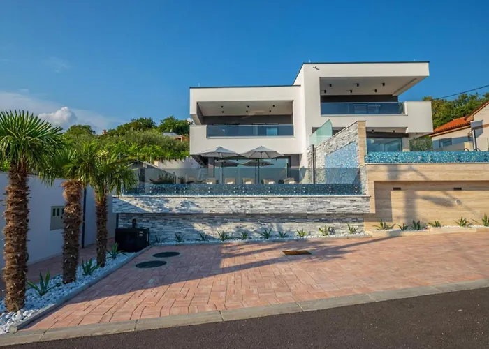 Lorena Stylish Sea View Villa *