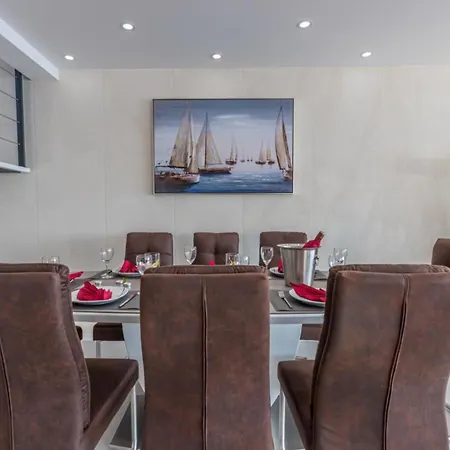 Villa Lorena Stylish Sea View *