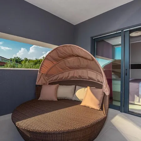Villa Lorena Stylish Sea View *