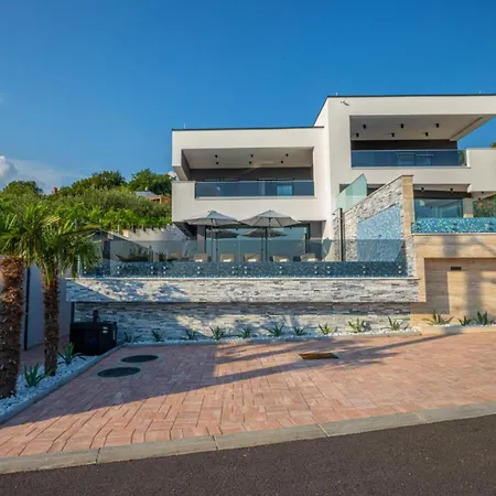 Lorena Stylish Sea View Villa *