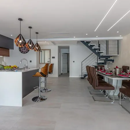 Lorena Stylish Sea View Villa *