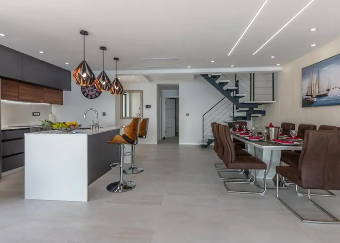 Lorena Stylish Sea View Villa *